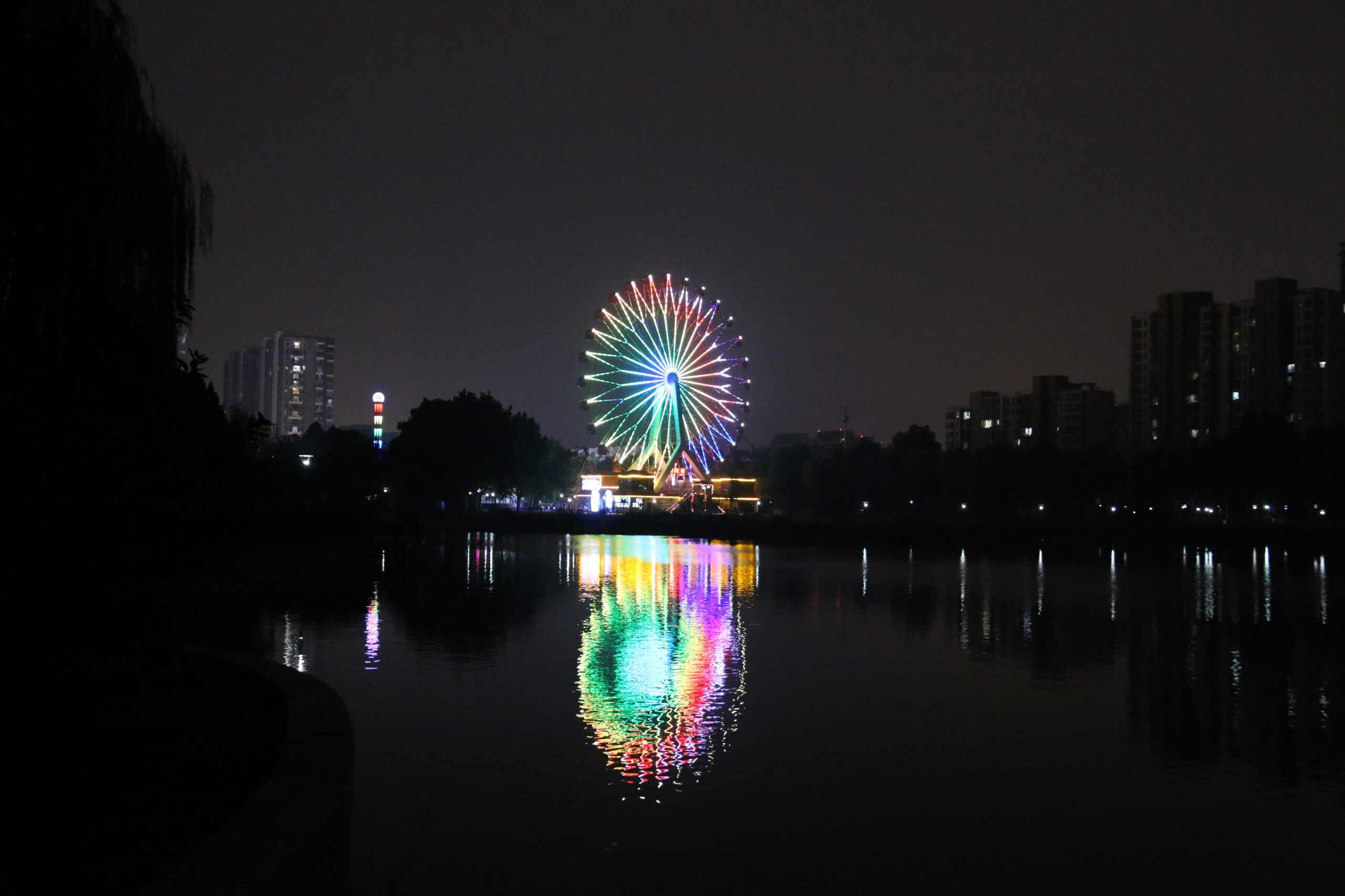 水上公园的摩天轮