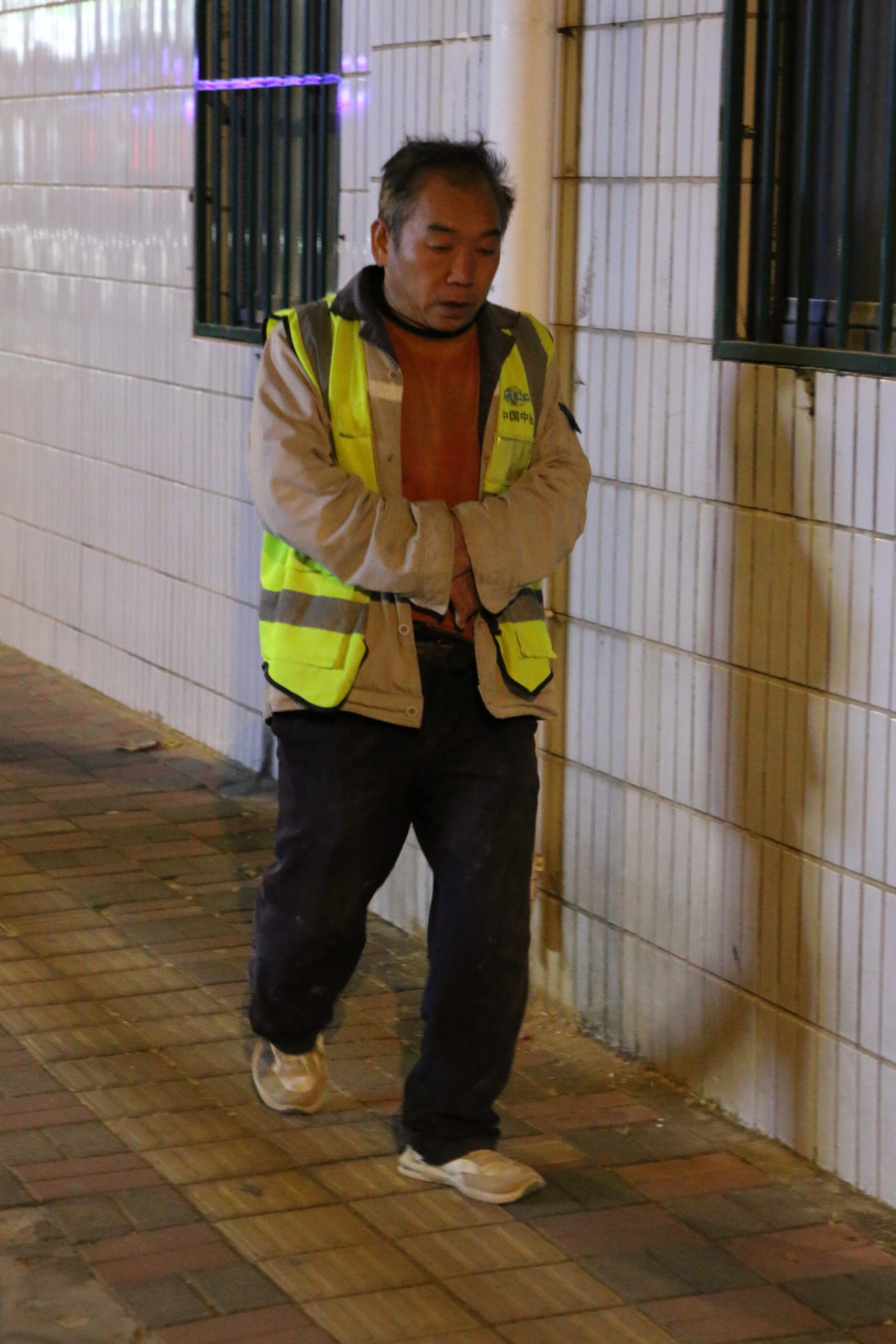 行色匆匆 下班回家的工人