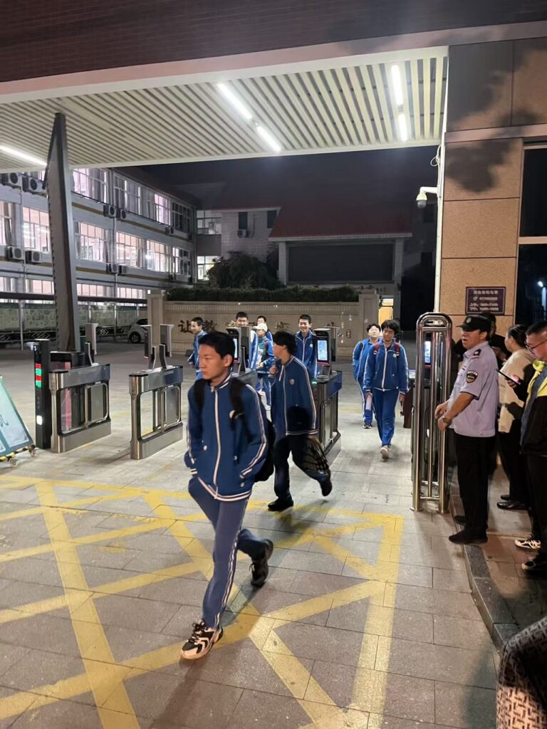 密码保护：9月17日晚，二十八中放学快照